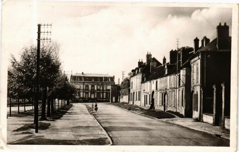Carte postale ancienne Sezanne (Marne) - Place du champ Benoit à Sézanne