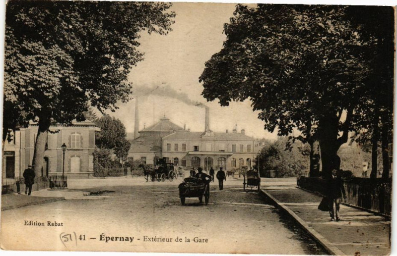Carte postale ancienne Epernay - Exterieur de la Gare à Épernay
