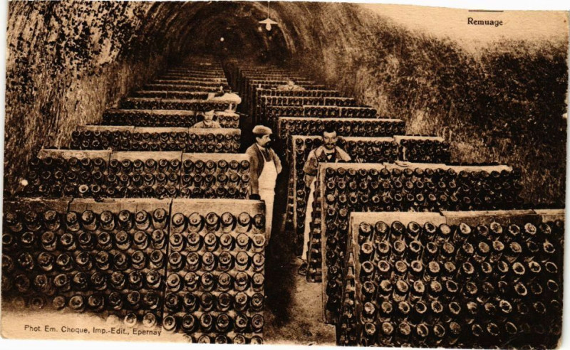 Carte postale ancienne Moet et Chandon - Vue d'une Cave - Remuage