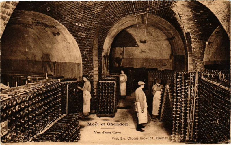 Carte postale ancienne Moet et Chandon - Vue d'une Cave