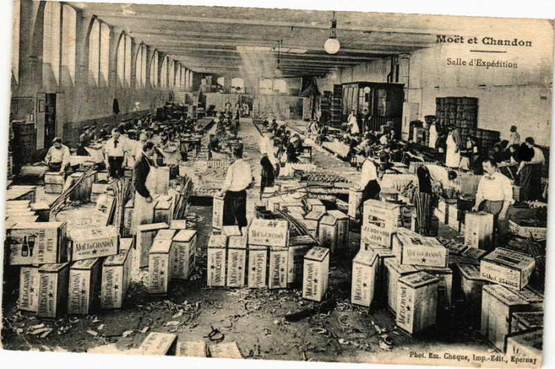 Carte postale ancienne Moet et Chandon - Salle d'Expedition