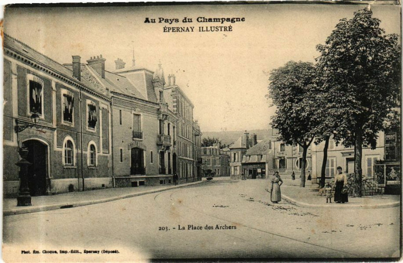 Carte postale ancienne Au Pays du Champagne - Epernay Illustré - La Place des Archers à Épernay