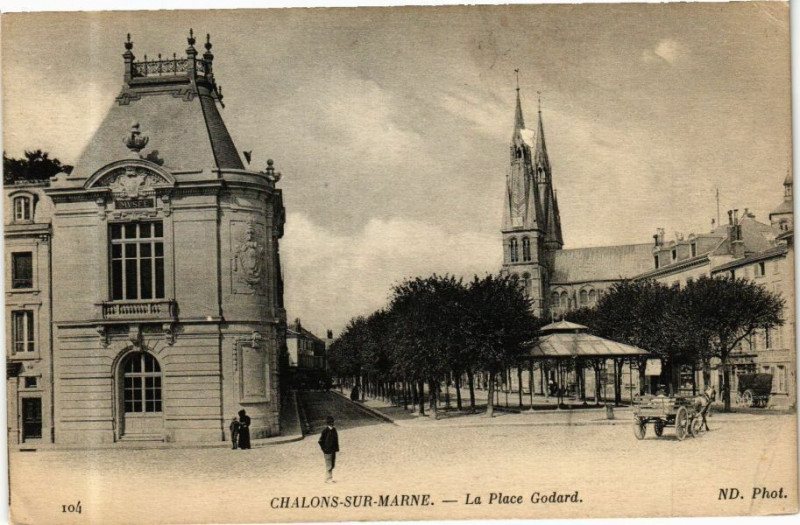Carte postale ancienne Chalons-sur-Marne - La Place Godard