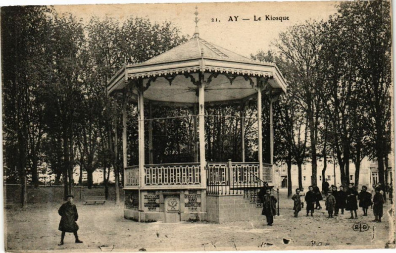 Carte postale ancienne Ay - Le Kiosque