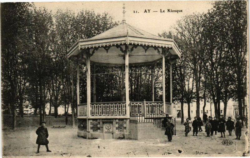 Carte postale ancienne Ay - Le Kiosque