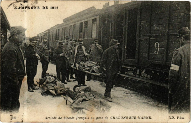 Carte postale ancienne Campagne de 1914 Arrivée de blesses francais en gare de Chalons...