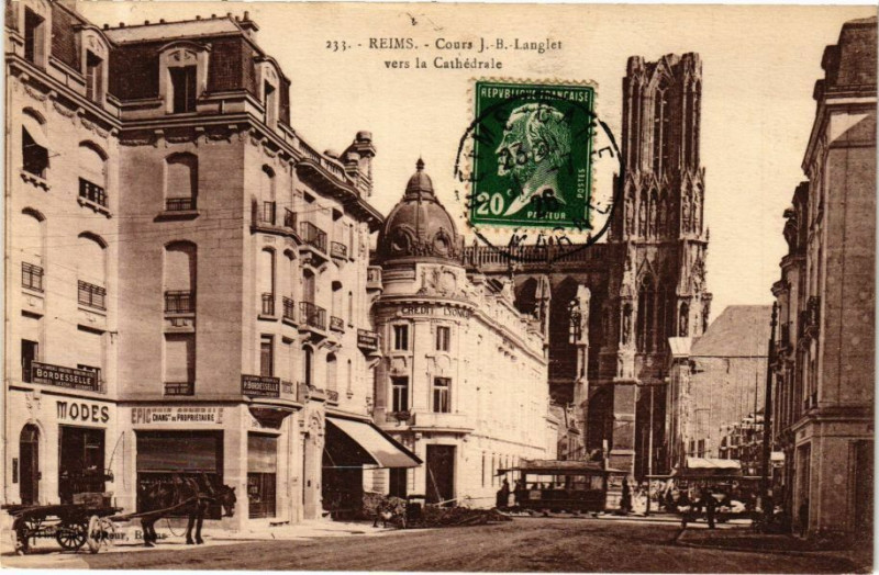 Carte postale ancienne Reims - Cours J.-B. Langlet vers la Cathédrale à Reims