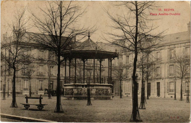 Carte postale ancienne Reims - Place Amelie-Doublie à Reims