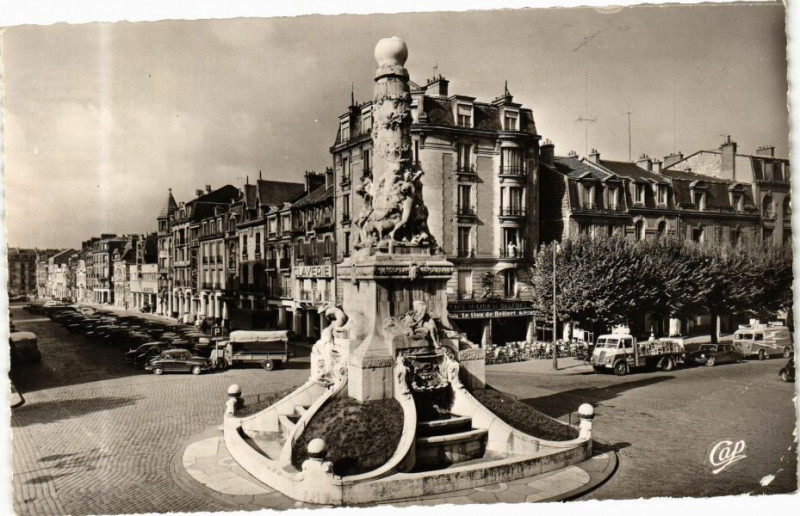 Carte postale ancienne Reims - Place Douret d'Erlon à Reims