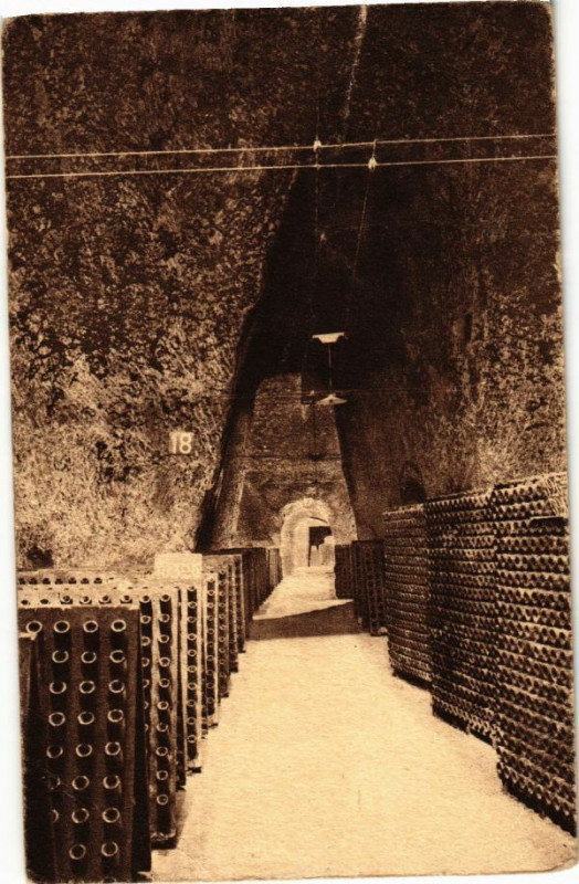Carte postale ancienne Collection Champagne Pommery & Greno Reims Enfilade de crayeres à Reims