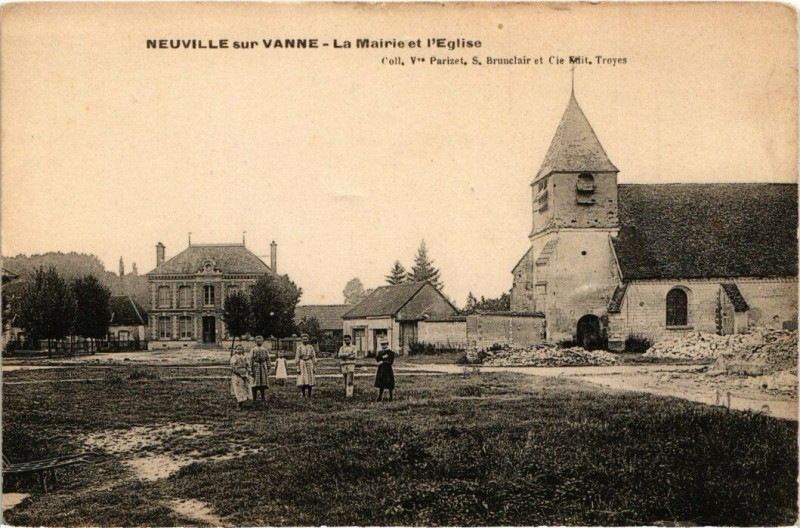Carte postale ancienne Neuville-sur-Vanne - Le Mairie et l'Eglise à Neuville-sur-Vanne