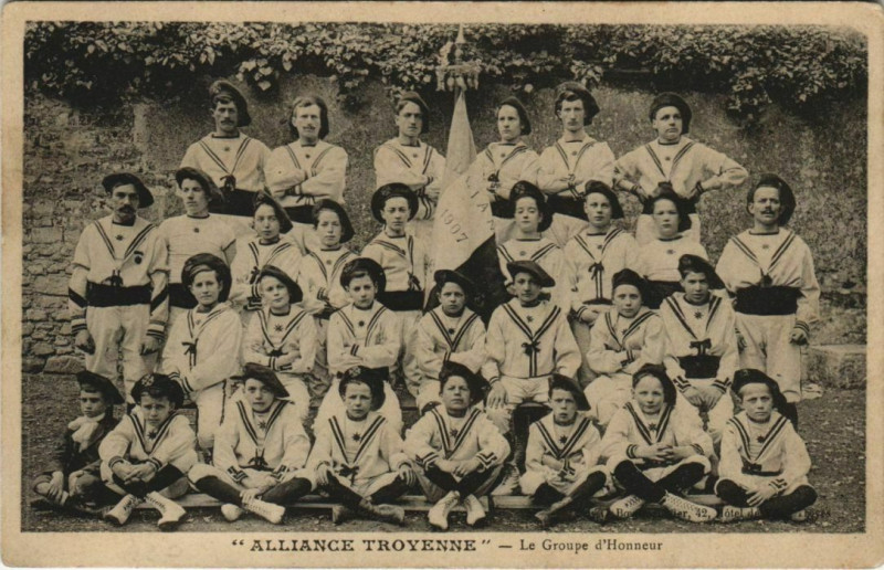 Carte postale ancienne Troyes Alliance Troyenne, Groupe d'Honneur à Troyes