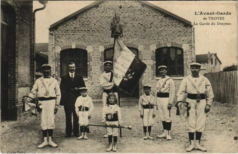 Carte postale ancienne Troyes Avant-Garde, Garde d Drapeau à Troyes