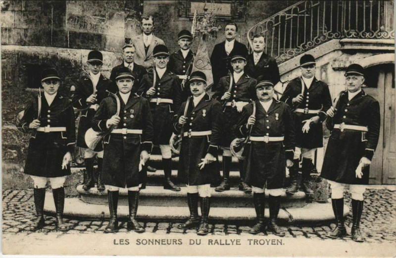 Carte postale ancienne Troyes Les Sonneurs du Rallye à Troyes