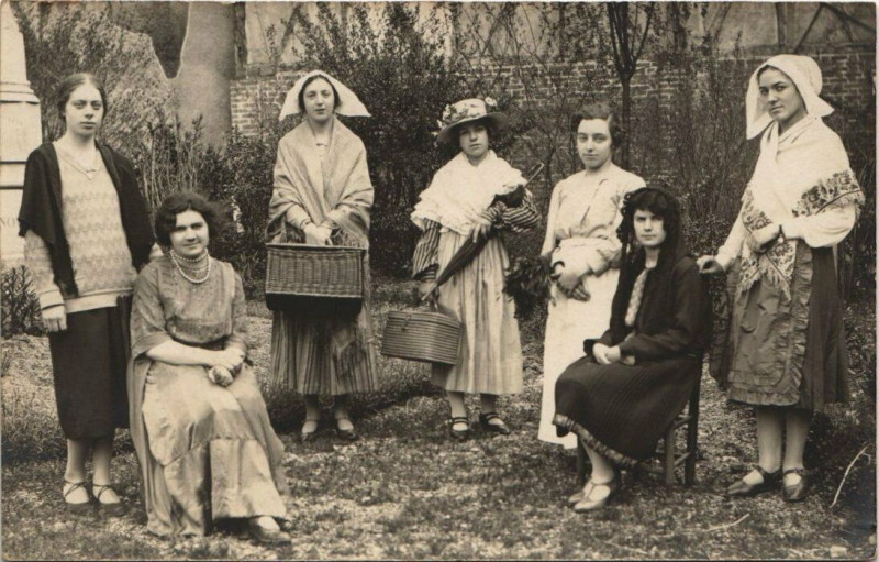 Carte postale ancienne Troyes en costumes carte photo à Troyes