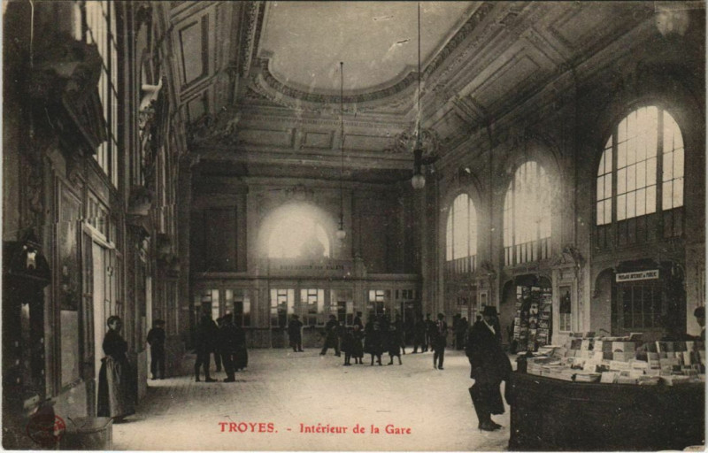 Carte postale ancienne Troyes Int. De la Gare à Troyes