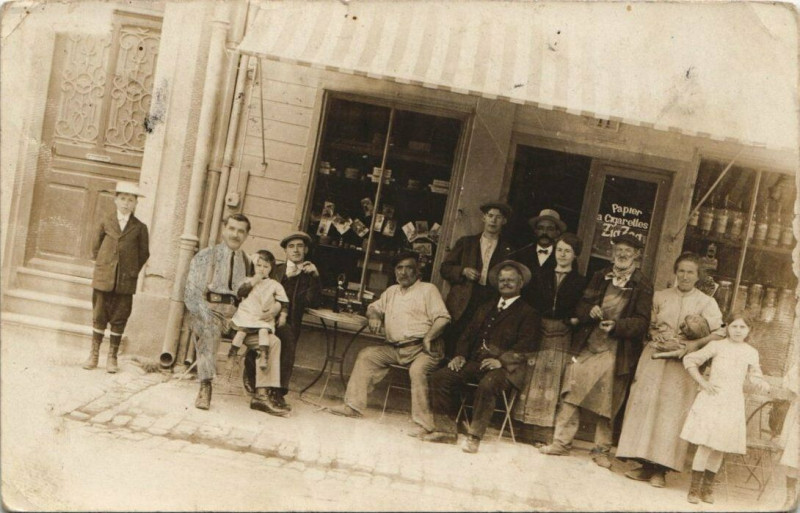 Carte postale ancienne Troyes carte photo, terrasse d'une Boutique à Troyes