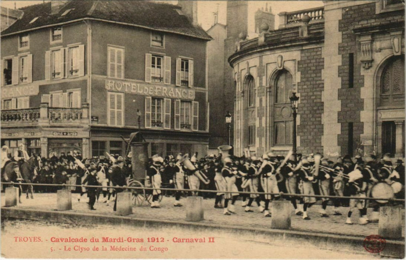 Carte postale ancienne Troyes Cavalcade du Mardi-Gras 1912 à Troyes
