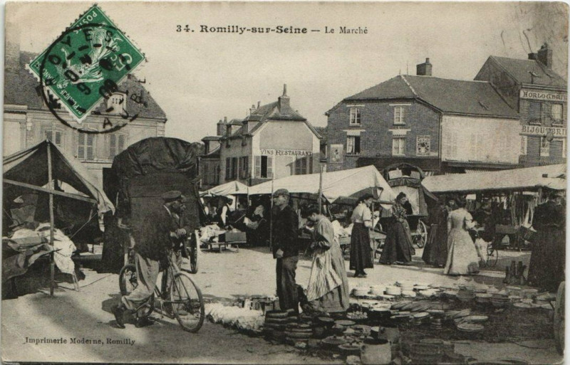 Carte postale ancienne Romilly-sur-Seine Le Marché à Romilly-sur-Seine
