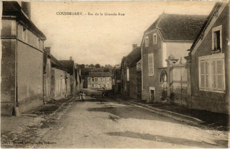 Carte postale ancienne Coussegrey - Bas de la Grande rue à Coussegrey