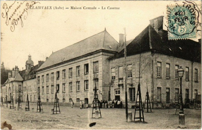 Carte postale ancienne Clairvaux - Maison Centrale - La Caserne