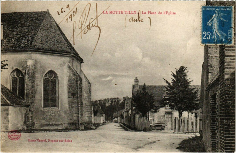 Carte postale ancienne La Motte-Tilly - Place de l'Eglise à La Motte-Tilly