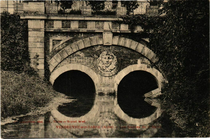 Carte postale ancienne Vendeuvre-sur-Barse - Les Sources de la-Barse à Vendeuvre-sur-Barse