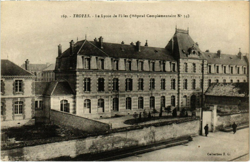 Carte postale ancienne Troyes - Le Lycée de Filles Hopital Complementaire à Troyes