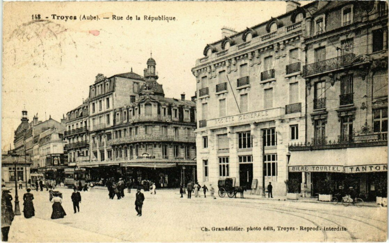 Carte postale ancienne Troyes - Rue de la République à Troyes