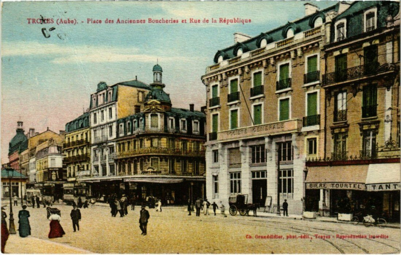 Carte postale ancienne Troyes - La Place des Anciennes Bucheries et Rue de la République à Troyes