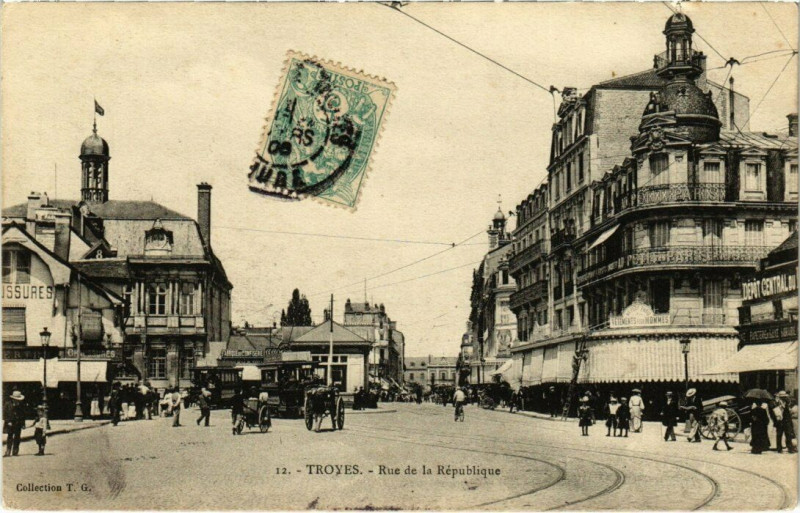Carte postale ancienne Troyes - Rue de la République à Troyes