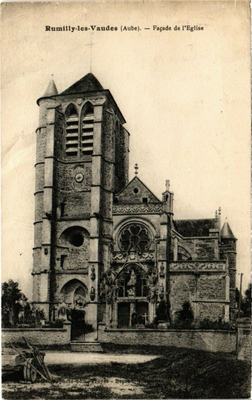 Carte postale ancienne Rumilly-Les-Vaudes - Facade de l'Eglise à Rumilly-lès-Vaudes
