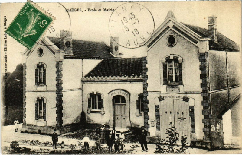 Carte postale ancienne Rheges - Ecole et Mairie à Rhèges
