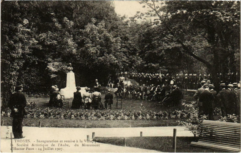 Carte postale ancienne Troyes Inauguration et remise Aube à Troyes