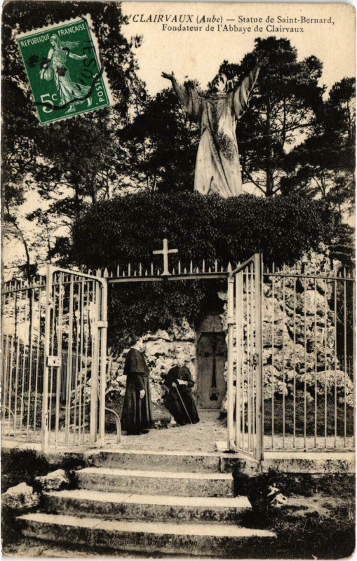 Carte postale ancienne Clairvaux Statue de Saint-Bernard Aube