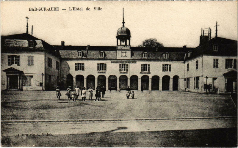 Carte postale ancienne Bar-sur-Aube L'Hotel de Ville Aube à Bar-sur-Aube
