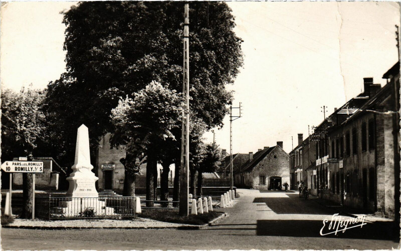 Carte postale ancienne Saint-Martin de Bossenay Rue de l'Eglise Aube à Saint-Martin-de-Bossenay