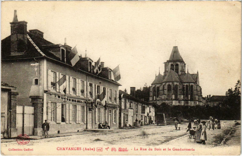 Carte postale ancienne Chavanges La Rue du Bois et la Gendarmerie à Chavanges