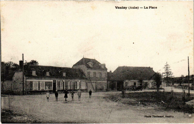 Carte postale ancienne Vanlay La Place Aube à Vanlay