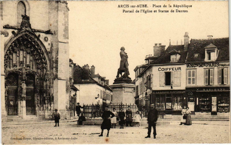 Carte postale ancienne Arcis-sur-Aube Place de la République Aube à Arcis-sur-Aube