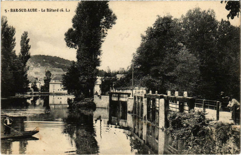 Carte postale ancienne Bar-sur-Aube Le batard Aube à Bar-sur-Aube