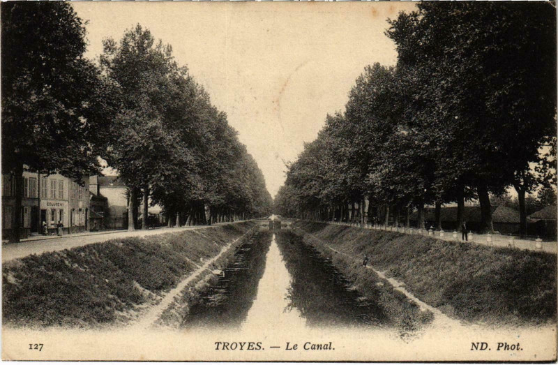 Carte postale ancienne Troyes Le Canal Aube à Troyes