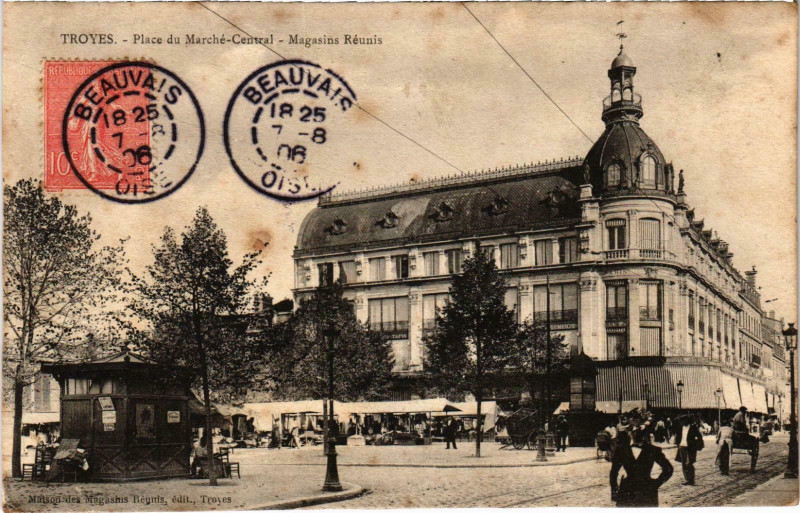 Carte postale ancienne Troyes Place du Marché Central Aube à Troyes