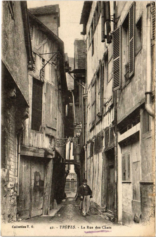 Carte postale ancienne Troyes La Rue des Chats Aube à Troyes