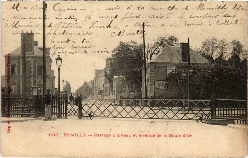 Carte postale ancienne Romilly Passage a niveau et Avenue Aube