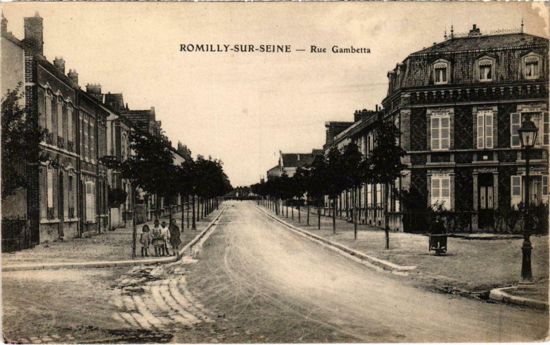 Carte postale ancienne Romilly-sur-Seine Rue Gambetta Aube à Romilly-sur-Seine