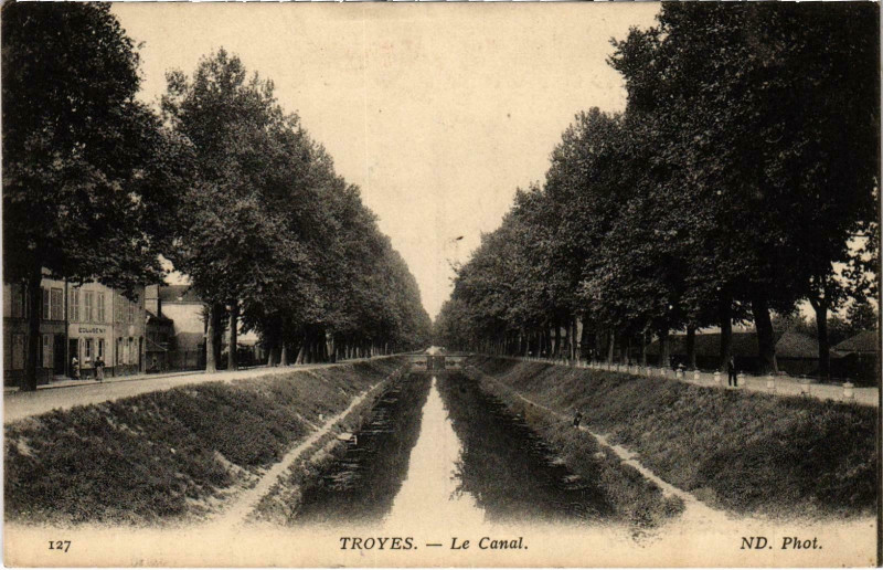 Carte postale ancienne Troyes Le Canal Aube à Troyes