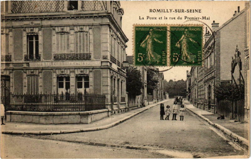 Carte postale ancienne Romilly-sur-Seine La Poste et la Rue du Premier Mai Aube à Romilly-sur-Seine