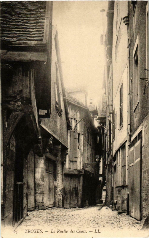 Carte postale ancienne Troyes- La Ruelle des Chats France à Troyes