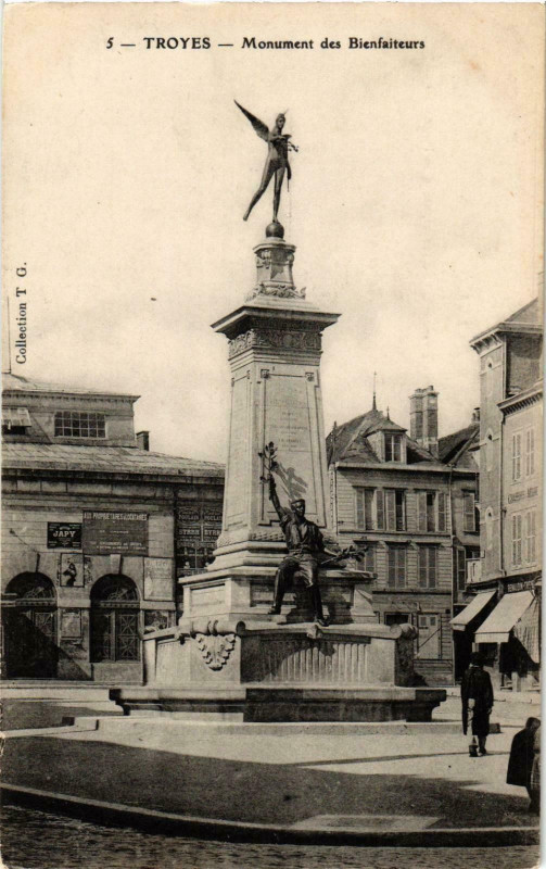 Carte postale ancienne Troyes- Monument des Bienfaiteurs France à Troyes